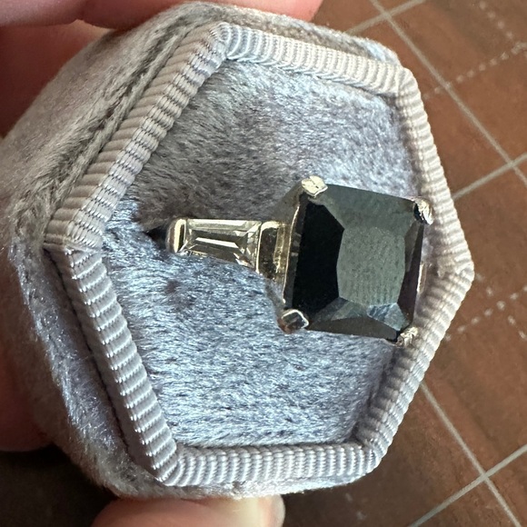Vintage Other - Elegant Vintage Black Silver Womens Ring